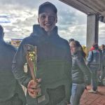 Iivo Niskanen lähdön voittopokaali kädessään.