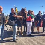 Akaasia taustavoimineen kuningatarkilpailun voittoseremonioissa.