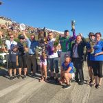 Costello taustavoimineen kuninkuuskilpailun voittoseremonioissa.