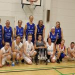 Koripallon näytösottelun joukkueet kokoontuivat pelin jälkeen yhteiskuvaan.