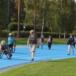 Amanda Kotaja kiersi Hirvikosken yleisurheilukenttää aluksi tapahtuman muiden osallistujien kanssa ennen kuin kiihdytti kovempaan vauhtiin.