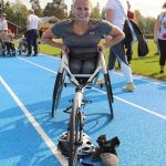 Amanda Kotaja aurinkoisella Hirvikosken yleisurheilukentällä.