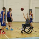 Hirvihovissa nähtiin LoKoKo Unifiedin koripallon näytösottelu. Amanda Kotaja saa syötön.