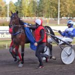 Jolly Rolly voitti Kriterium Consolationin ajalla 15,0a / 2100 metriä. Ohjissa oli Jarmo Saarela.