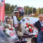 Suomenhevosten Kriterium-voittajan Sirukassonin ohjastaja Mika Forss juhlinnan kohteena.