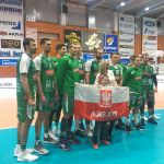 Indykpol AZS Olsztynin joukkue yhteiskuvassa voittoon päättyneen ottelun jälkeen.