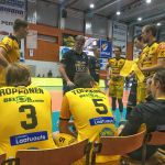 Hurrikaani-Loimaan valmentaja Jussi Heino antaa joukkueelleen ohjeita aikalisällä.