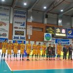 Tappiosta huolimatta myös Hurrikaani-Loimaa taisteli hyvin, joukkue on tässä yhteiskuvassa ennen pelin alkua.