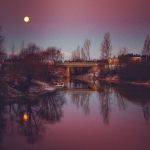 Kuu paistaa Loimijoen yllä, mutta kuva on otettu aamulla hieman kello yhdeksän jälkeen 27.12.2015.