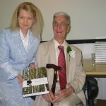 Teollisuusneuvos Petter Sairasen kanssa Paluu juurilleni -kirjan julkistamistilaisuudessa Loimaalla 24.5.2007. Kuva: Sari Keskitalo